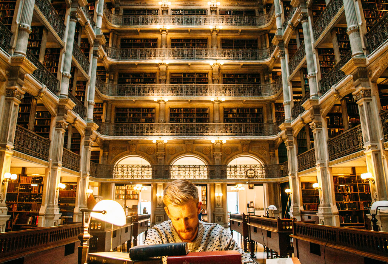 Homme qui fait des recherches dans une bibliothèque