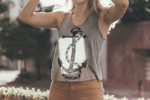 Jeune femme avec une ancre sur son t-shirt