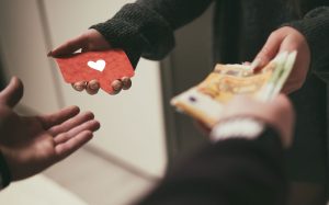Échange argent carte avec cœur