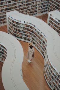 Femme dans les allées d'une bibliothèque