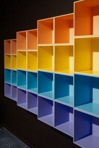 Boîtes en bois de couleur superposées