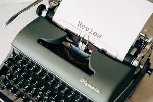 Machine à écrire avec une feuille affichant le mot "Review"