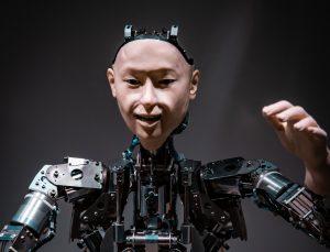 Robot avec visage humain