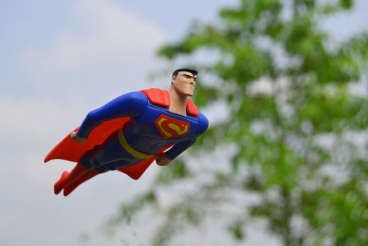 Figurine de superman qui vole dans les airs