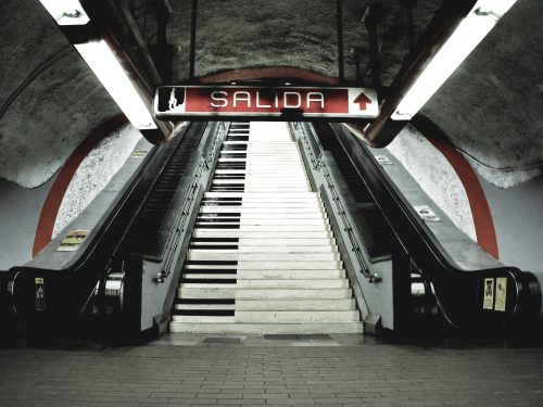 Photo d'un escalier transformé en piano connecté. Station de métro de Polanco, Mexique.