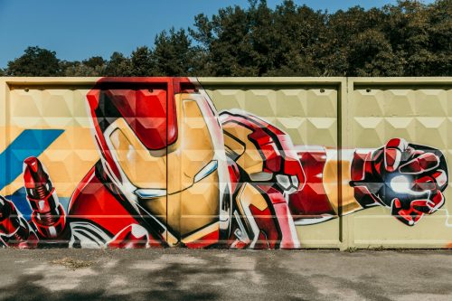 Mur avec un graffiti d'Iron Man