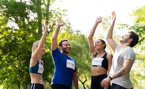 4 coureur qui fêtent la fin d'une course